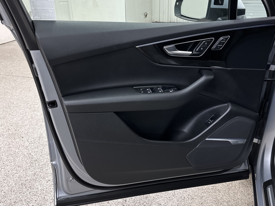 Roberts Auto Sales 2019 Audi Q7 
