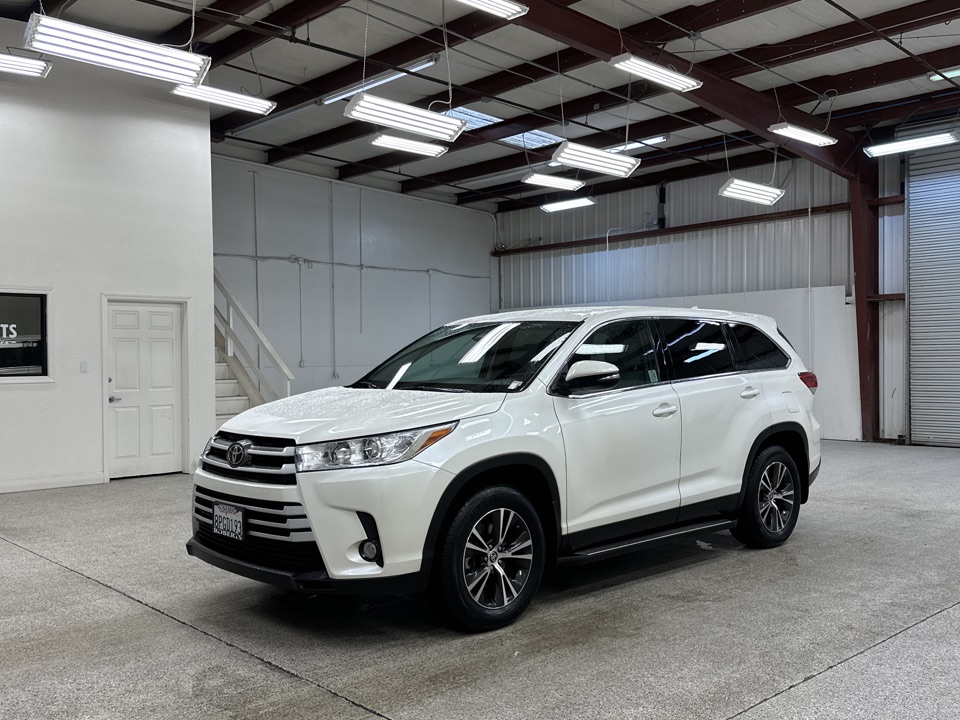Roberts Auto Sales 2019 Toyota Highlander 
